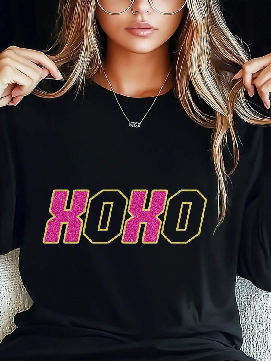Camiseta de manga larga informal, holgada y casual con cuello redondo para mujer talla grande, con estampado de letras XOXO con cristales brillantes y temática del Día de San Valentín - Negro - Ver 1