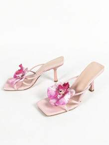 Elegantes sandalias de tacón alto de dama de punta cuadrada blancas con decoración floral 3D en rosa, tacón de aguja adecuado para uso al aire libre, viajes y eventos