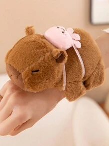 可爱的水豚毛绒玩具，配有拍手环，创意设计，可佩戴在手腕上，是送给朋友的独特圣诞节和新年礼物。关键词：水豚，玩偶，圣诞节，水豚服装，趣味毛绒玩具 - 彩色 - 查看 19