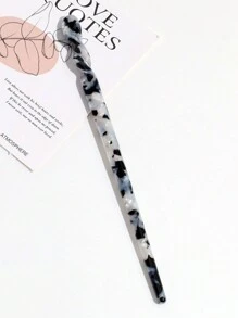 1个女士时尚简约优雅亚克力发夹，适合日常佩戴，可做发髻、盘发、发夹、发饰、发型设计，也可作为学习用品、发饰或头部配饰。