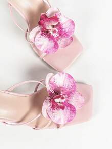 Elegantes sandalias de tacón alto de dama de punta cuadrada blancas con decoración floral 3D en rosa, tacón de aguja adecuado para uso al aire libre, viajes y eventos
