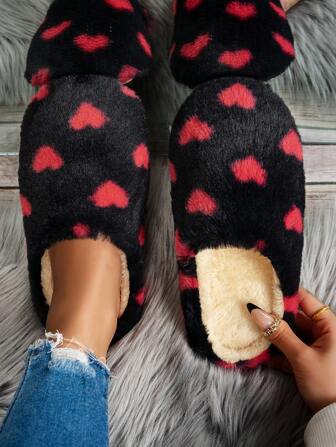 Mules en peluche en forme de cœur pour femmes, chaudes, avec une semelle douce, silencieuses et confortables, convenant à l'intérieur et à la chambre à coucher, parfait pour la petite amie, automne/hiver, Saint-Valentin