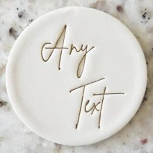 Personalize o texto com 2 cortadores de decoração de bolo em formato de biscoito, modelos de bolo de açúcar DIY, molde de emboss de nome de bolo de casamento em argila/fondant, carimbo emboss de biscoito/bolacha feito à mão, multifuncional, durável, anti-mofo, ornamental, reutilizável, requintado, estiloso, de alta qualidade, fofo, moderno, personalizado, único, presentes ideais para ele, presentes ideais para ela, namorado, namorada, pai, mãe, família, amigos, filho, filha, crianças, cozinha, sala de jantar, quarto, escritório, sala de estar, casa, jardim, sala de chá, para aniversários, para casamentos, para aquecimento de casa, para formatura