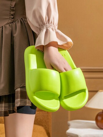 女士绿色露趾一脚蹬凉鞋，厚底，防滑，适合海滩散步和玩耍的拖鞋，春夏季