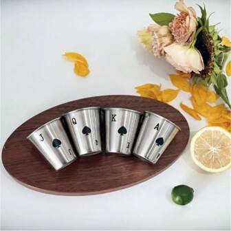 2/4/6/8, Copa de vino, Patrón de póker Vaso de vino de acero inoxidable 304, 2 onzas, Estilo minimalista moderno y elemento de póker KQ Taza recta de acero inoxidable, Uso de oficina y ocio, Taza cilíndrica portátil y a prueba de fugas de acero inoxidable 304, Artículo esencial para picnics de primavera, Para fiestas de San Valentín, Ambiente