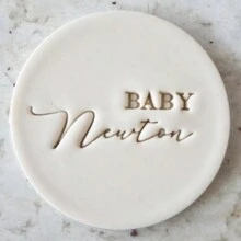 Personalize o texto com 2 cortadores de decoração de bolo em formato de biscoito, modelos de bolo de açúcar DIY, molde de emboss de nome de bolo de casamento em argila/fondant, carimbo emboss de biscoito/bolacha feito à mão, multifuncional, durável, anti-mofo, ornamental, reutilizável, requintado, estiloso, de alta qualidade, fofo, moderno, personalizado, único, presentes ideais para ele, presentes ideais para ela, namorado, namorada, pai, mãe, família, amigos, filho, filha, crianças, cozinha, sala de jantar, quarto, escritório, sala de estar, casa, jardim, sala de chá, para aniversários, para casamentos, para aquecimento de casa, para formatura