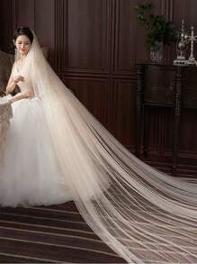 1件双层薄纱长款新娘头纱，饰有大小不一的人造珍珠，配有金属梳子，教堂式长拖地头纱，情人节配饰