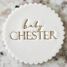 Personalize o texto com 2 cortadores de decoração de bolo em formato de biscoito, modelos de bolo de açúcar DIY, molde de emboss de nome de bolo de casamento em argila/fondant, carimbo emboss de biscoito/bolacha feito à mão, multifuncional, durável, anti-mofo, ornamental, reutilizável, requintado, estiloso, de alta qualidade, fofo, moderno, personalizado, único, presentes ideais para ele, presentes ideais para ela, namorado, namorada, pai, mãe, família, amigos, filho, filha, crianças, cozinha, sala de jantar, quarto, escritório, sala de estar, casa, jardim, sala de chá, para aniversários, para casamentos, para aquecimento de casa, para formatura