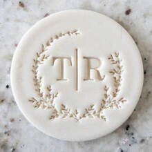 Personalize o texto com 2 cortadores de decoração de bolo em formato de biscoito, modelos de bolo de açúcar DIY, molde de emboss de nome de bolo de casamento em argila/fondant, carimbo emboss de biscoito/bolacha feito à mão, multifuncional, durável, anti-mofo, ornamental, reutilizável, requintado, estiloso, de alta qualidade, fofo, moderno, personalizado, único, presentes ideais para ele, presentes ideais para ela, namorado, namorada, pai, mãe, família, amigos, filho, filha, crianças, cozinha, sala de jantar, quarto, escritório, sala de estar, casa, jardim, sala de chá, para aniversários, para casamentos, para aquecimento de casa, para formatura