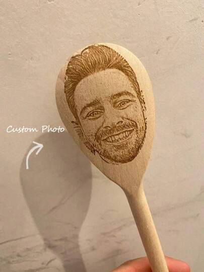 Tua foto incisa su cucchiaio di legno, regalo personalizzato con ritratto personalizzato su cucchiaio, idea regalo per 5° anniversario, moglie, compleanno o Natale