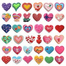 Set de 36 dijes con tema de San Valentín para decorar zapatos, adornos de PVC para bolsas de playa, accesorios de calzado, ideas de regalo para cumpleaños, Navidad, San Valentín, fiestas de Halloween