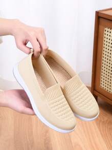 Zapatos casuales ligeros para primavera/otoño 2025 para madres de edad media y mayores, con suela blanda, antideslizante, transpirable y planos tipo mocasín, zapatos cómodos de fácil puesta - Beis - Ver 5