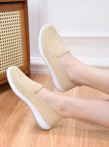 Zapatos casuales ligeros para primavera/otoño 2025 para madres de edad media y mayores, con suela blanda, antideslizante, transpirable y planos tipo mocasín, zapatos cómodos de fácil puesta - Beis - Ver 2