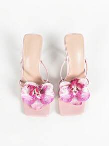 Elegantes sandalias de tacón alto de dama de punta cuadrada blancas con decoración floral 3D en rosa, tacón de aguja adecuado para uso al aire libre, viajes y eventos