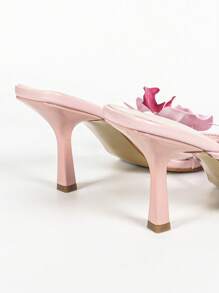 Elegantes sandalias de tacón alto de dama de punta cuadrada blancas con decoración floral 3D en rosa, tacón de aguja adecuado para uso al aire libre, viajes y eventos