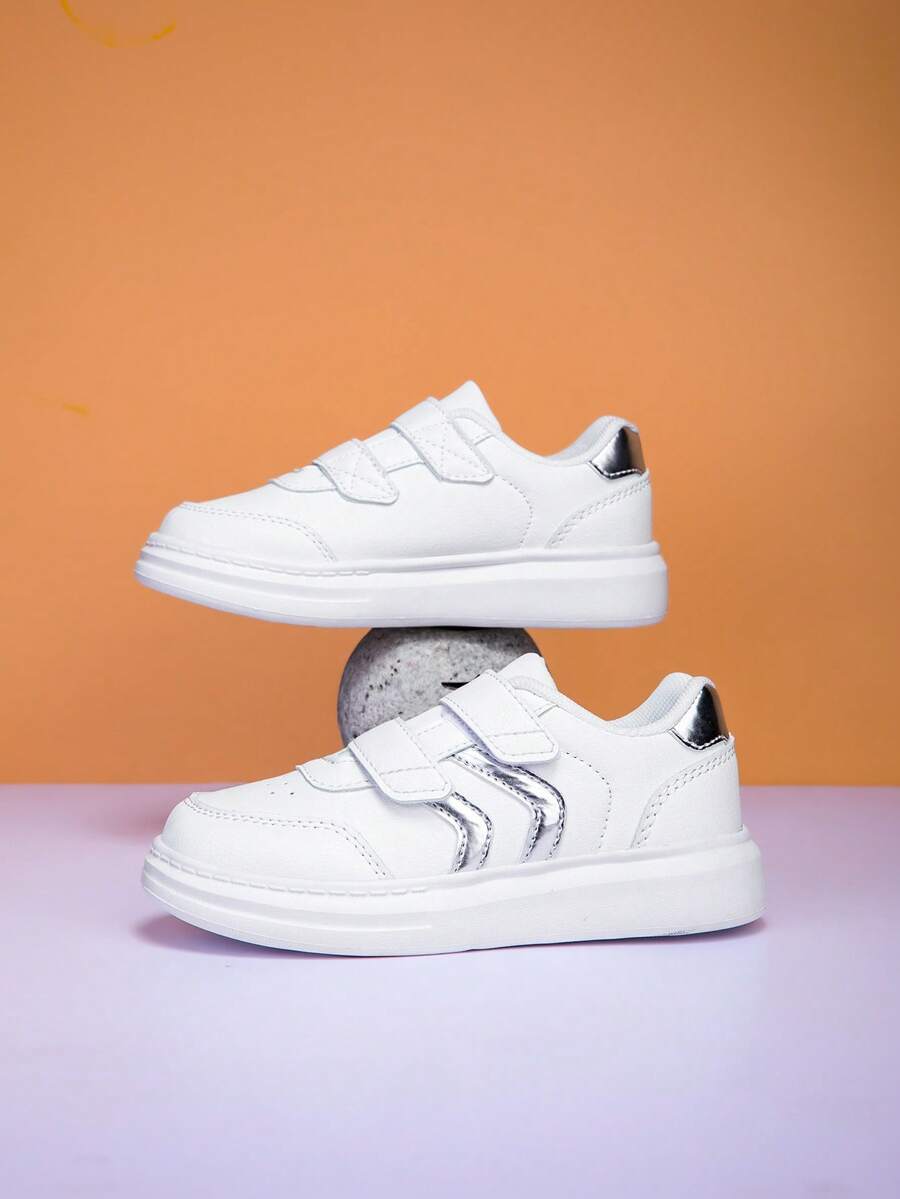 儿童时尚滑板运动鞋、休闲跑鞋、纯色时尚百搭低帮钩环平底鞋