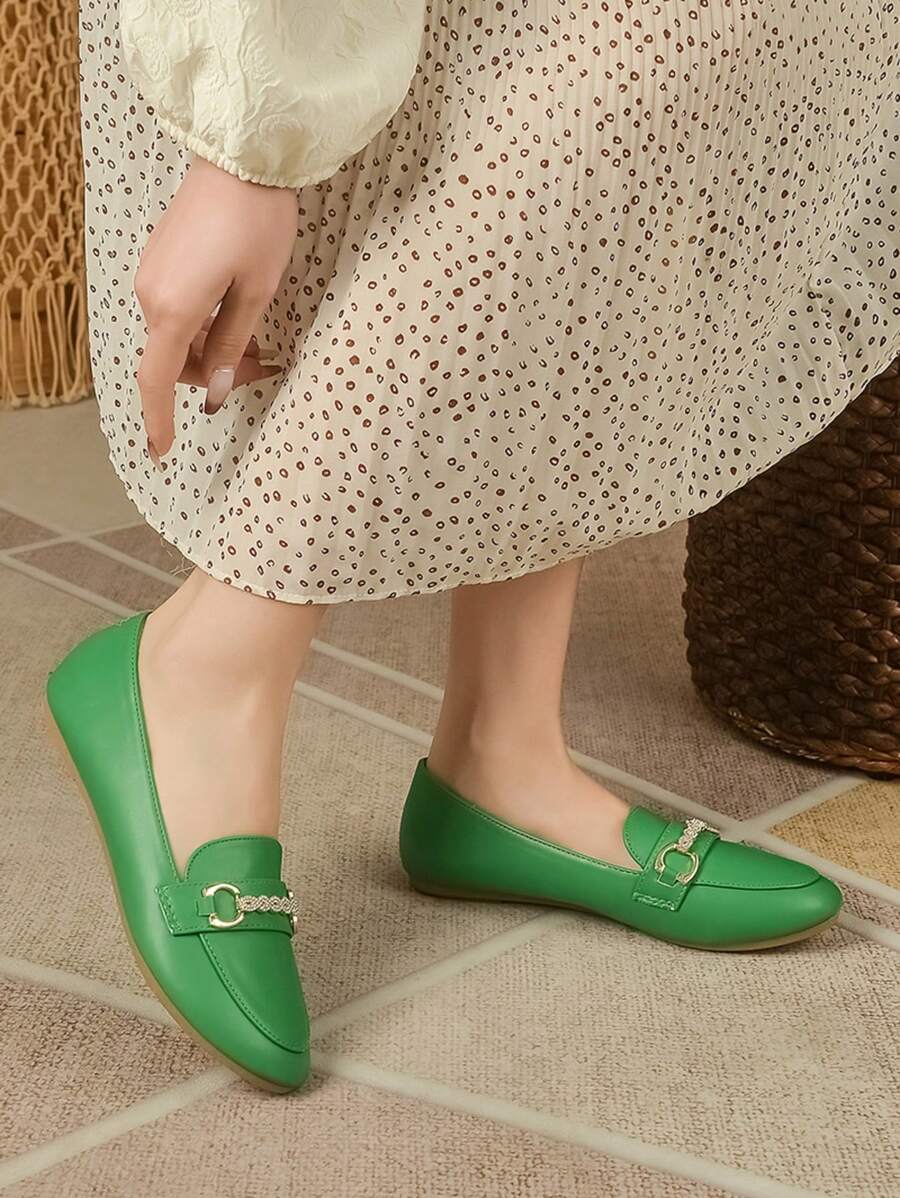 Elegant Loafers With A Metal Buckle And Pearls