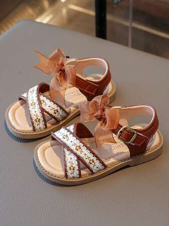 1 双女童夏季 2025 新款透气软底沙滩凉鞋带蝴蝶结和刺绣