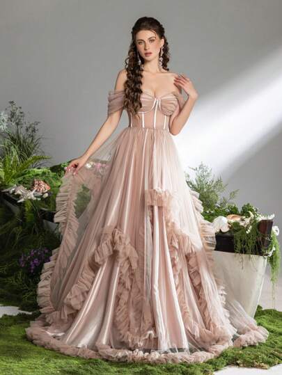 Faeriesty 仙境奢华优雅晚礼服，露肩露背系带腰身设计，飘逸A字廓形，层叠荷叶边——是红毯活动、婚礼、正式慈善晚宴、歌剧之夜和盛大颁奖典礼的理想之选。春日派对必备