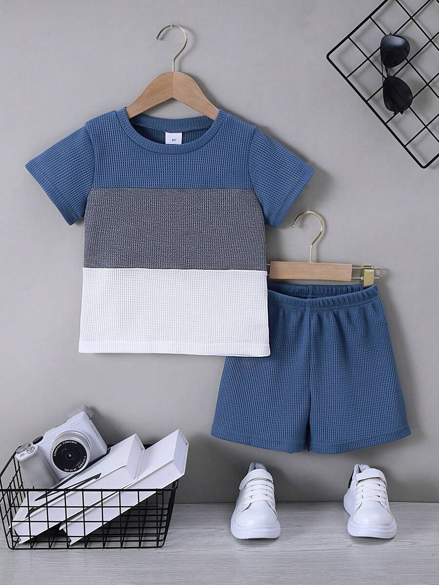 Conjunto de 2 piezas de camiseta de manga corta y shorts de color liso acolchado, suave y cómodo, con textura de gofre, para niño, para uso casual/al aire libre, primavera/verano - Azul - Ver 1