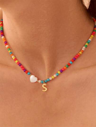 1 Pieza Collar con inicial delicada para niñas, collares de cuentas de colores hechos a mano, regalos personalizados de la A a la Z, accesorios de moda, collar de choker con letras bohemio con colgantes en forma de corazón de concha marina, regalo de joyería