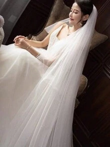 1件双层薄纱长款新娘头纱，饰有大小不一的人造珍珠，配有金属梳子，教堂式长拖地头纱，情人节配饰