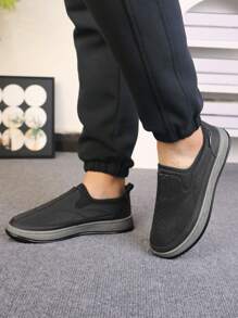 男士黑色舒适透气正装鞋，软底防滑一脚蹬休闲鞋，轻便，适合工作、驾驶和散步