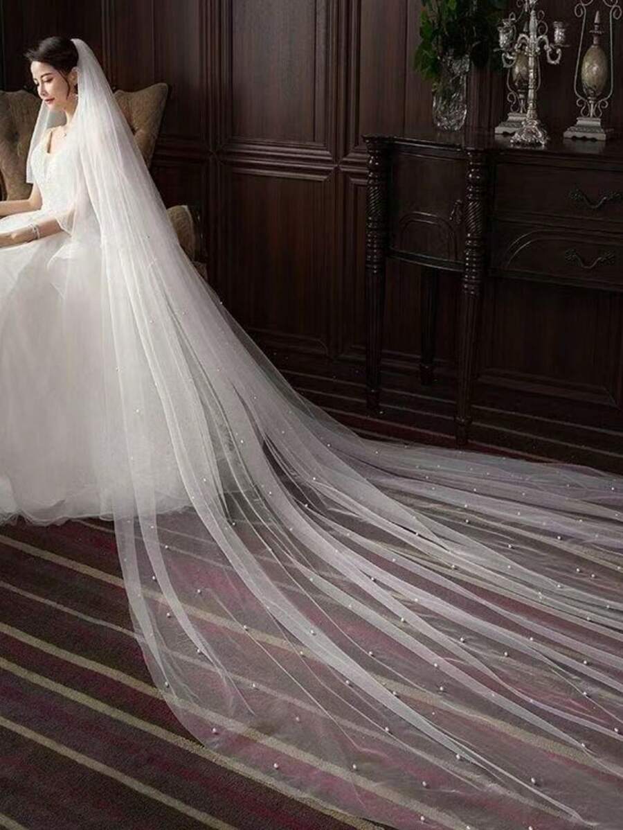 1件双层薄纱长款新娘头纱，饰有大小不一的人造珍珠，配有金属梳子，教堂式长拖地头纱，情人节配饰