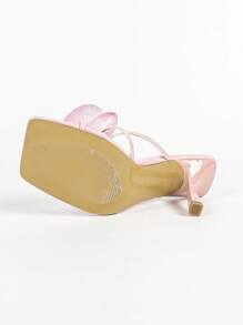 Elegantes sandalias de tacón alto de dama de punta cuadrada blancas con decoración floral 3D en rosa, tacón de aguja adecuado para uso al aire libre, viajes y eventos
