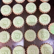 Personalize o texto com 2 cortadores de decoração de bolo em formato de biscoito, modelos de bolo de açúcar DIY, molde de emboss de nome de bolo de casamento em argila/fondant, carimbo emboss de biscoito/bolacha feito à mão, multifuncional, durável, anti-mofo, ornamental, reutilizável, requintado, estiloso, de alta qualidade, fofo, moderno, personalizado, único, presentes ideais para ele, presentes ideais para ela, namorado, namorada, pai, mãe, família, amigos, filho, filha, crianças, cozinha, sala de jantar, quarto, escritório, sala de estar, casa, jardim, sala de chá, para aniversários, para casamentos, para aquecimento de casa, para formatura