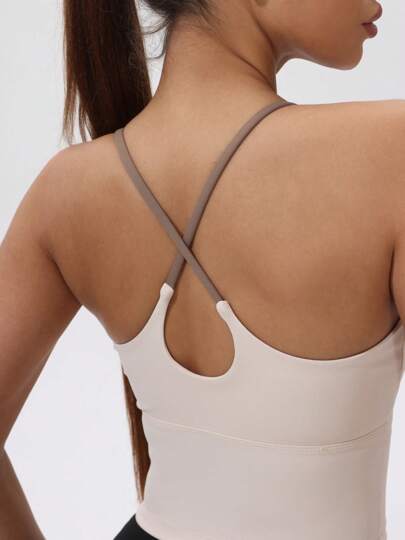 Top deportivo tipo camiseta de mujer con acolchado fijo, contraste de color y elástico para yoga