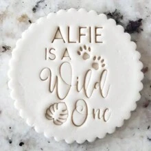 Personalize o texto com 2 cortadores de decoração de bolo em formato de biscoito, modelos de bolo de açúcar DIY, molde de emboss de nome de bolo de casamento em argila/fondant, carimbo emboss de biscoito/bolacha feito à mão, multifuncional, durável, anti-mofo, ornamental, reutilizável, requintado, estiloso, de alta qualidade, fofo, moderno, personalizado, único, presentes ideais para ele, presentes ideais para ela, namorado, namorada, pai, mãe, família, amigos, filho, filha, crianças, cozinha, sala de jantar, quarto, escritório, sala de estar, casa, jardim, sala de chá, para aniversários, para casamentos, para aquecimento de casa, para formatura