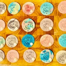 Personalize o texto com 2 cortadores de decoração de bolo em formato de biscoito, modelos de bolo de açúcar DIY, molde de emboss de nome de bolo de casamento em argila/fondant, carimbo emboss de biscoito/bolacha feito à mão, multifuncional, durável, anti-mofo, ornamental, reutilizável, requintado, estiloso, de alta qualidade, fofo, moderno, personalizado, único, presentes ideais para ele, presentes ideais para ela, namorado, namorada, pai, mãe, família, amigos, filho, filha, crianças, cozinha, sala de jantar, quarto, escritório, sala de estar, casa, jardim, sala de chá, para aniversários, para casamentos, para aquecimento de casa, para formatura