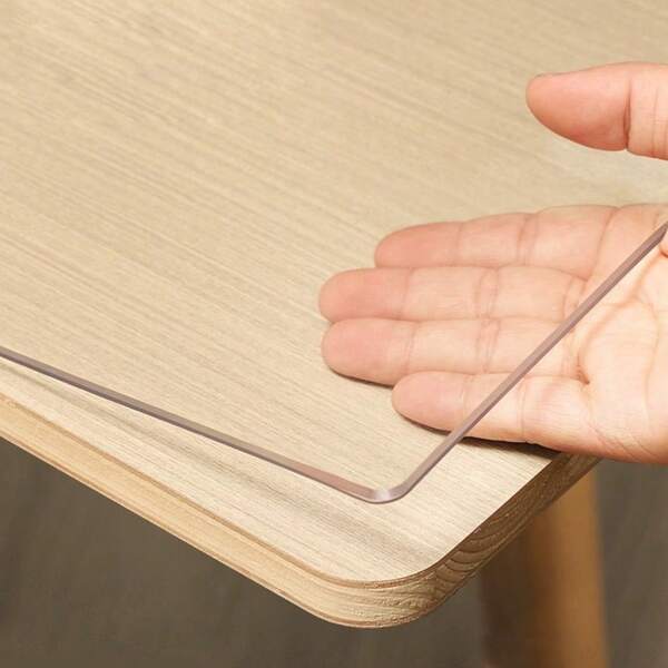 Protetor de Mesa em PVC Transparente - Tapete de Plástico Transparente Premium de Alta Qualidade com 1,0 mm de Espessura para Excelente Proteção da Superfície. À Prova D'água e Resistente ao Calor, Fácil de Limpar sem Lavar. Ideal para Mesas de Cabeceira Retangulares, Mesas de Escritório e Mesas Laterais de Sofá. Apresenta um Design Compacto, Simples e Elegante.
