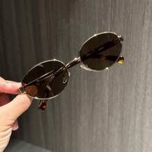 de moda estilo vintage con montura ovalada tipo ojo de gato en color marrón retro. Diseño elegante y de alta gama para mujer con efecto bloques de color en estilo bohemio, perfecto para el verano, la playa, las vacaciones, al aire libre y los viajes. Montura ovalada vintage en estampado de leopardo y carey para combinar con tus atuendos para salir o volver al colegio.