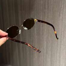 de moda estilo vintage con montura ovalada tipo ojo de gato en color marrón retro. Diseño elegante y de alta gama para mujer con efecto bloques de color en estilo bohemio, perfecto para el verano, la playa, las vacaciones, al aire libre y los viajes. Montura ovalada vintage en estampado de leopardo y carey para combinar con tus atuendos para salir o volver al colegio.