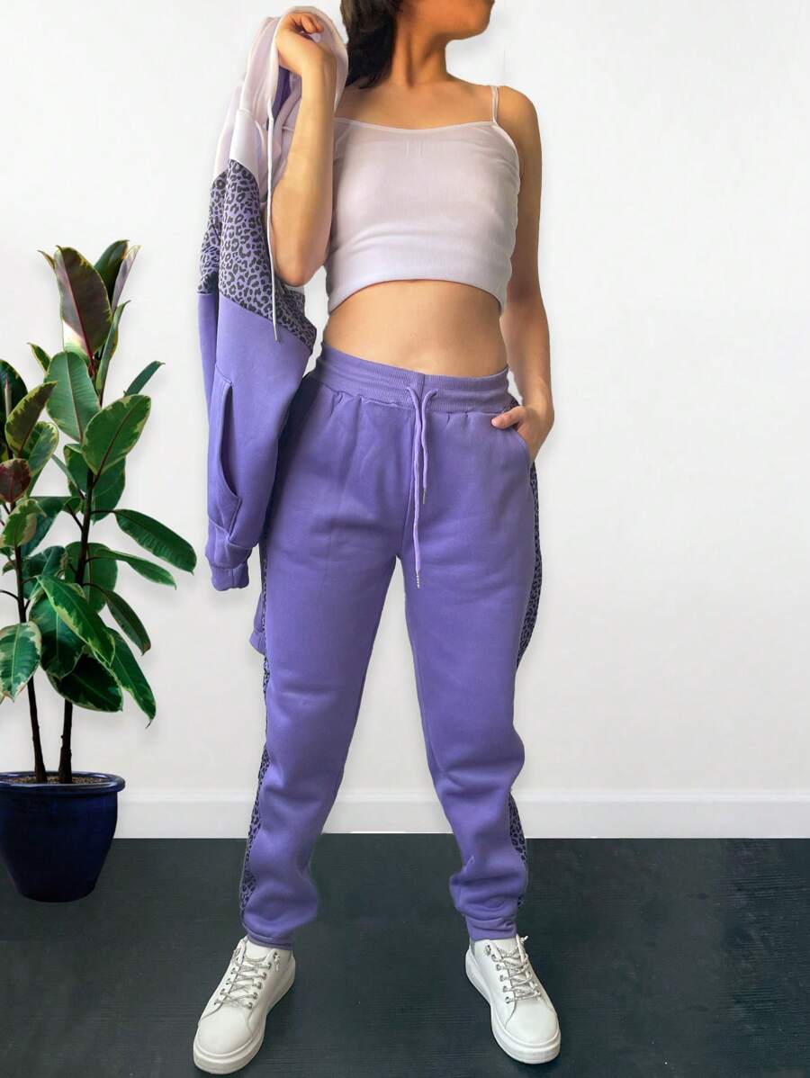 Women's Plush, Sporty And Casual Sweatpants Set, Polyester And Spandex Fabric, Ideal For Fall And Winter Seasons, Sweatshirt With Kangaroo Pocket And Hood, Semi-Skinny Pants, With Elastic At The Boot, Natural Waist Adjustment With Elastic And Drawstring For A Better Fit, With Functional Front Pockets.