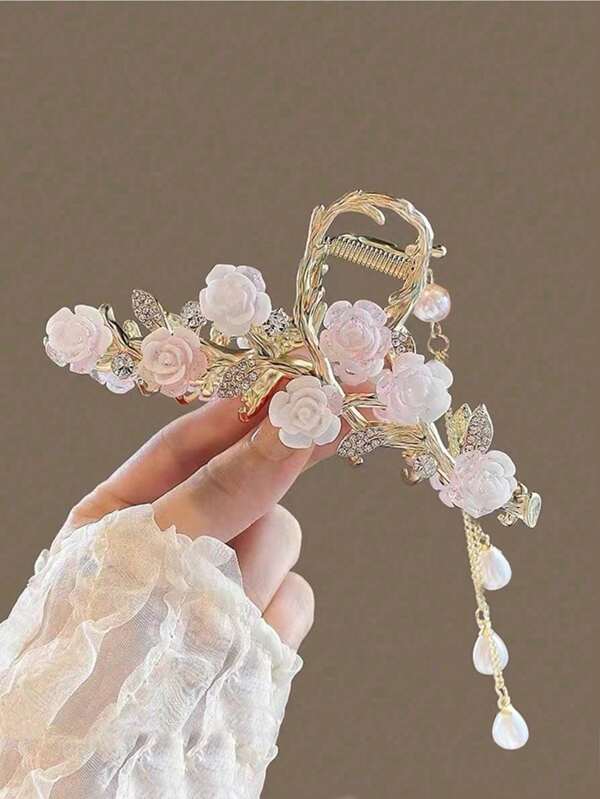 1 pièce Pince à cheveux élégante et sophistiquée pour femmes en alliage avec rose floquée, strass, faux perles et papillon à gland. Convient pour une utilisation quotidienne. Clips, pinces, barrettes et attaches pour cheveux.