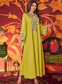 Plus Size Women Elegant Arabic Style Rhinestones & Embroidery Sweetheart Neck Long Dress - Green - View 1