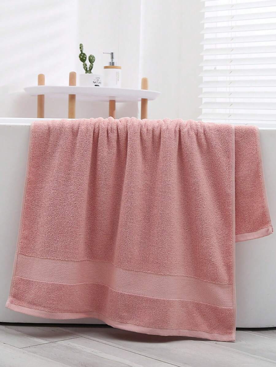 1条粉色简约长方形浴巾，尺寸为27.55*55.11英寸（约70*140厘米）或13.38*29.52英寸（约34*75厘米），也可作厨房/面巾使用，男女通用，适合成人游泳、沐浴、速干、吸水性强、柔软且不易褪色。适用于浴室、旅行、假日礼物、健身房、海滩、酒店、美容院、户外等场所，是美容院、酒店运动、家居用品、护肤浴巾的理想之选。