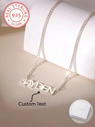 Un collar con colgante de nombre personalizado clásico y elegante de plata de ley 925. Es una prenda de moda y lujosa, con un estilo retro y exquisito, adecuada para cualquier escenario y temporada como un accesorio versátil. Es un regalo maravilloso para las damas en el Día de San Valentín, el Día de la Madre, la Navidad, el Día de Acción de Gracias y los cumpleaños.