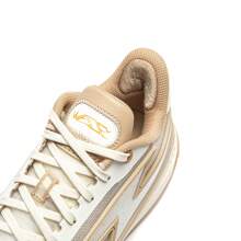 LI-NING 男子 WADE GENERATION Z 篮球鞋 - 球场专业运动鞋，透气，闪电之子基本款缓震，防滑减震 ABPU027 - 蛋殼/太妃糖棕色 - 查看 8