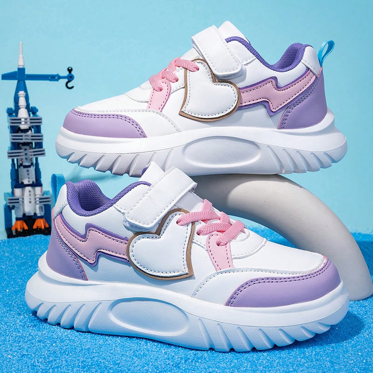 Par de zapatillas deportivas casuales de estilo patineta de bajo corte para adolescentes con decoración de corazón, lindas y de moda, suela gruesa y