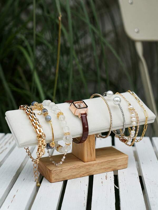 Exhibidor de joyas de madera con un solo nivel inclinado, capaz de sostener pulseras, brazaletes, collares, diademas, scrunchies, relojes, tobillleras y otros accesorios. Pulido con aceite de cera para un estilo clásico y fresco vintage. Cuenta con un relleno de espuma de alta elasticidad integrado para evitar abolladuras al exhibir joyas. Organizador de joyas portátil para uso doméstico o comercial, ideal para el Día de San Valentín o inicio de clases.