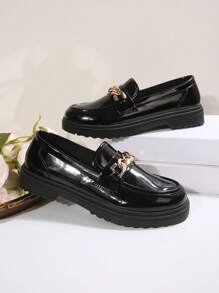 女士秋冬新款舒适厚底休闲日常通勤黑色漆皮PU百搭平底鞋，时尚学院风一脚蹬链条装饰平底乐福鞋学生鞋 - 黑色 - 查看 6