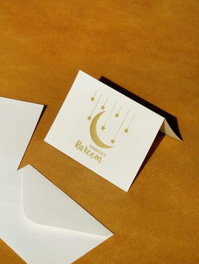 12 بطاقة تهنئة أنيقة بمناسبة رمضان الكريم: بطاقات بيضاء أنيقة مزخرفة بالذهب على شكل هلال وكواكب، مثالية لإرسال أطيب التمنيات خلال شهر رمضان. تأتي كل بطاقة مع مغلف مناسب لدعوة الأحباء والتشارك بالفرح خلال الشهر المبارك بأناقة وجمال.