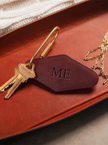 【个性化】个性化定制名字仿皮钥匙扣，时尚礼物，男女皆宜，可作背包饰品配件，不锈钢材质，色彩缤纷，可爱俏皮，趣味十足，卡哇伊风，千禧年复古风，时尚百搭，休闲百搭，可定制，是送给她、家人、朋友的理想礼物，适合情人节、母亲节等场合，冬日优雅，旅行收纳包。 - 鑰匙扣 - 查看 2