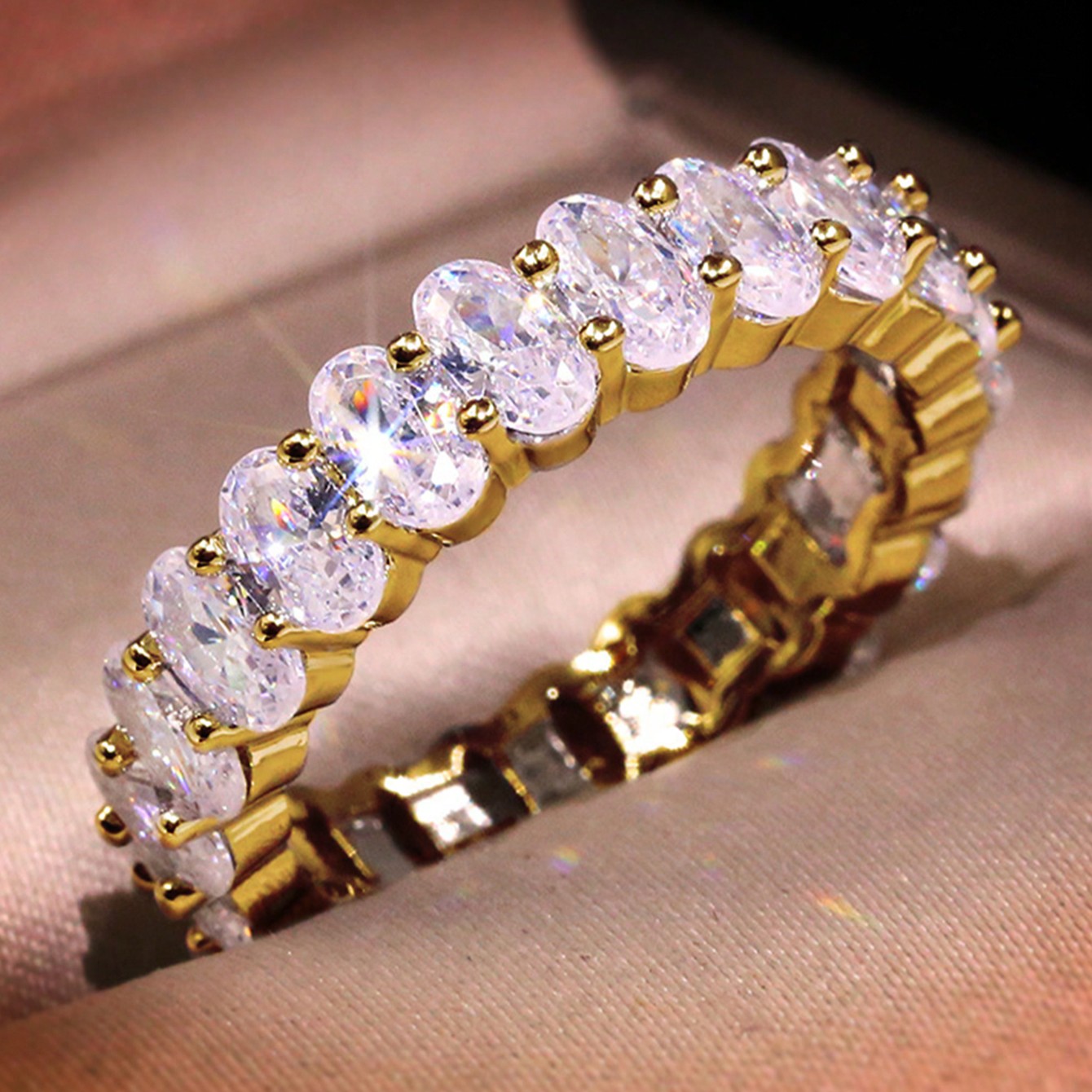 Pieza Anillo elegante y encantador de plata de ley 925 con circonita cúbica ovalada y diamantes brillantes, adecuado para que las mujeres asistan a f
