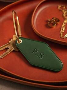 【个性化】个性化定制名字仿皮钥匙扣，时尚礼物，男女皆宜，可作背包饰品配件，不锈钢材质，色彩缤纷，可爱俏皮，趣味十足，卡哇伊风，千禧年复古风，时尚百搭，休闲百搭，可定制，是送给她、家人、朋友的理想礼物，适合情人节、母亲节等场合，冬日优雅，旅行收纳包。 - 鑰匙扣 - 查看 9