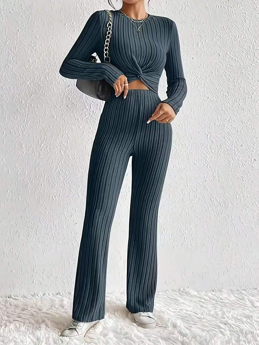 Frenchy Conjunto de dos piezas con camiseta con nudo delantero y pantalones acampanados de tela texturizada - azul real - Ver 1
